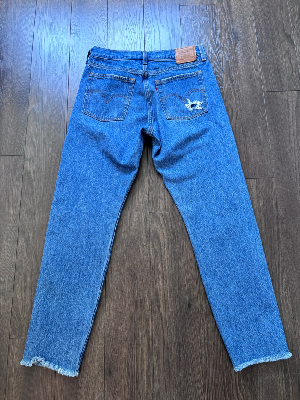 LEVI’S Wedgie Straight Jeans Size 28 Distressed Frayed Hem - Picture 3 of 13